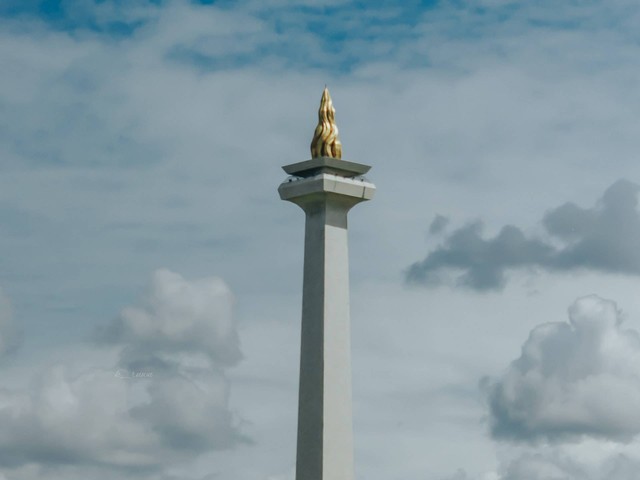 Ilustrasi artikel tentang lapisan emas pada bagian atas Tugu Monas. Sumber: Unsplash.com/Rifki Kurniawan