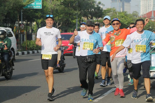 Dekan FK Unair, Prof. Dr. Budi Santoso,dr., Sp.OG, Subsp F.E.R, saat mengikuti AiRun, Sabtu (4/3).