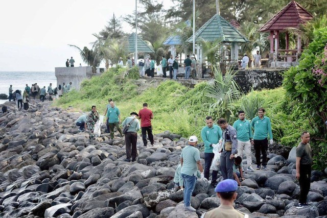 Aksi bersih-bersih di pesisir pantai kawasan wisata Sabang Fair pada peringataan Hari Peduli Sampah Nasional (HPSN) 2023 di Aceh yang digelar Sabtu (4/3). Foto: Dok. Pemko Sabang