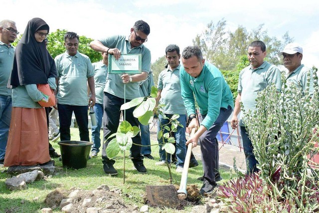 Kepala DLHK Aceh A Hanan dan Pj Wali Kota Sabang Reza Fahlevi melakukan penanaman pohon pada peringataan HPSN 2023 yang digelar Sabtu (4/3). Foto: Dok. Pemko Sabang