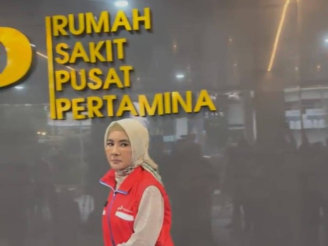 Dirut Pertamina Nicke Widyawati di RSPP untuk menjenguk korban kebakaran TBBM Plumpang. Dok. Fariza/kumparan.