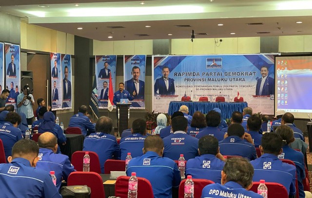 Ketua DPD Partai Demokrat Malut, M. Rahmi Husen, saat memberikan sambutan dalam kegiatan Rapimda. Foto: Samsul/cermat