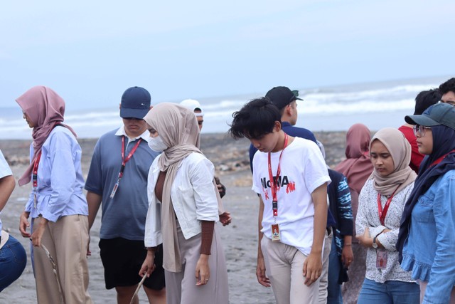 Puluhan Anak Muda Beraksi Bagi Konservasi Penyu Pantai Pelangi ...