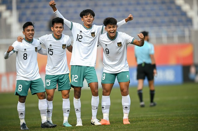 Pemain Timnas U-20 Indonesia Hokky Caraka (kanan) bersama rekan setimnya melakukan selebrasi seusai berhasil mencetak gol ke gawang Timnas U-20 Suriah dalam kualifikasi Grup A Piala Asia U-20 di Stadion Lokomotiv, Tashkent, Uzbekistan, Sabtu (4/3). Foto: Sigid Kurniawan/ANTARA FOTO