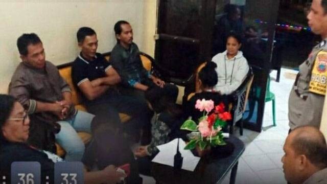 Ketiga remaja di Mapanget Manado yang diamankan karena minum minuman keras diberi hukuman oleh polisi untuk meminta maaf sambil membasuh kaki orang tua mereka. (foto: istimewa Polda Sulut)