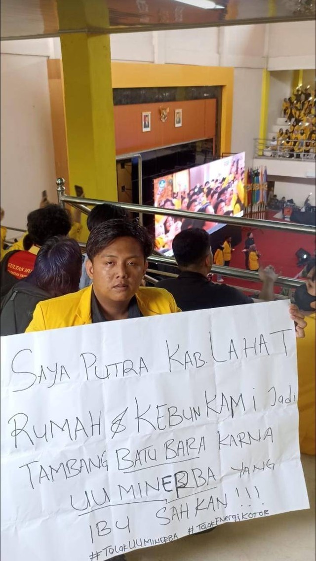 Dimas Rahmatullah membentangkan poster bertuliskan penolakan UU Minerba pada saat kedatangan Puan Maharani, Foto : Istimewa