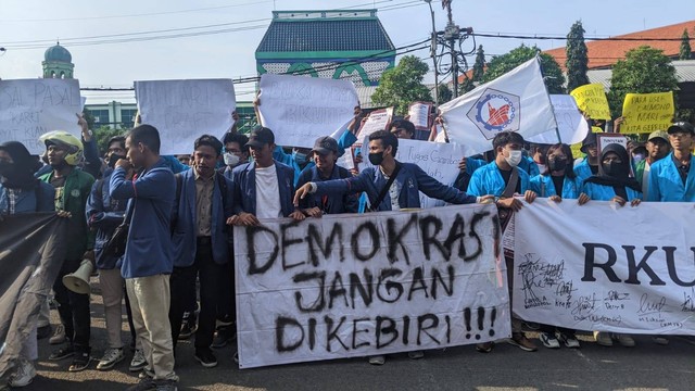 Demonstrasi mahasiswa terkait perpanjangan masa jabatan presiden dan tolak RKUHP di Surabaya. Dokumen Pribadi: Rama Baskara Putra Erari