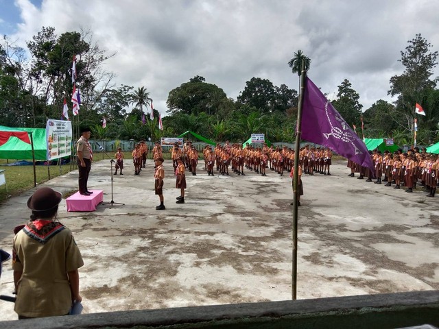 Ketua Kwarcab Pramuka Kabupaten Sekadau menjadi pembina upacara kegiatan persari di SDN 23 Sungai Agung. Foto: Dok. Istimewa