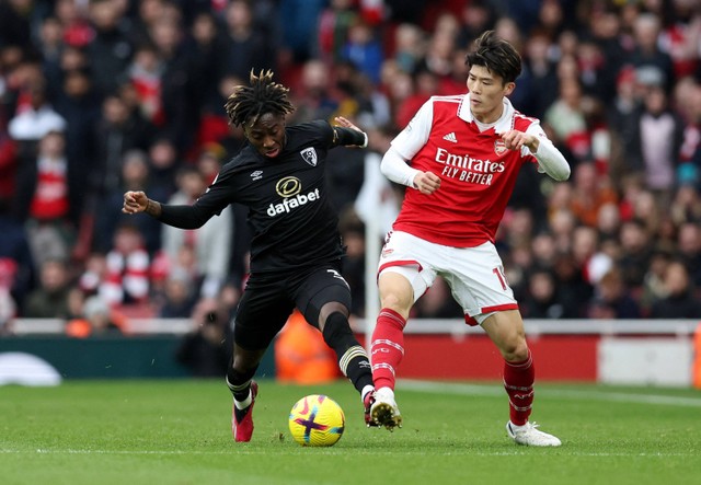 Takehiro Tomiyasu dari Arsenal beraksi dengan Jordan Zemura dari AFC Bournemouth pada pertandingan Premier League antara Arsenal melawan AFC Bournemouth di Emirates Stadium, London, Inggris - 4 Maret 2023. Foto: David Klein/REUTERS