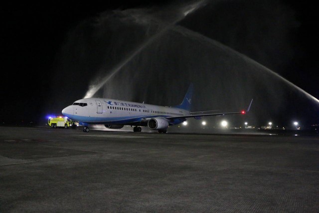 Water salute untuk maskapai asal Tiongkok, Xiamen Airlines saat tiba di Bandara Ngurah Rai, Bali - IST