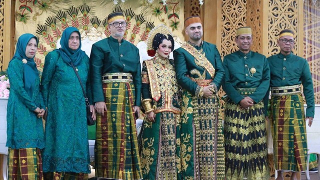 Pernikahan antara WNA asal Australia keturunan Afghanistan dengan gadis Wajo. Foto: Istimewa