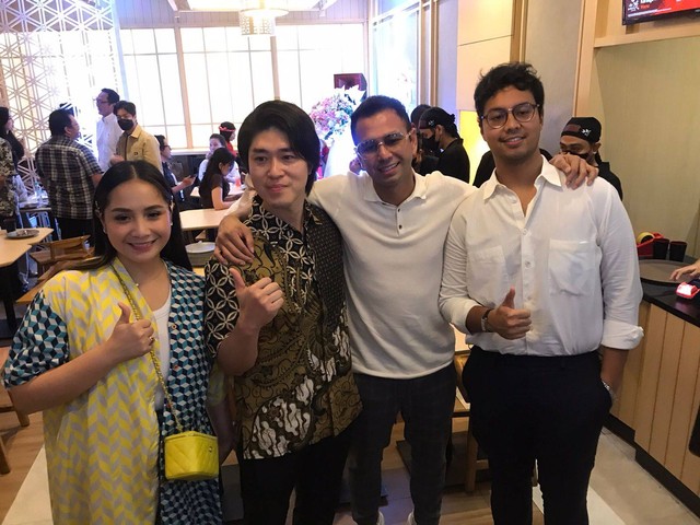 Raffi Ahmad dan Nagita Slavina buka gerai Karaage Kei di Jakarta. Foto: Dok. Istimewa