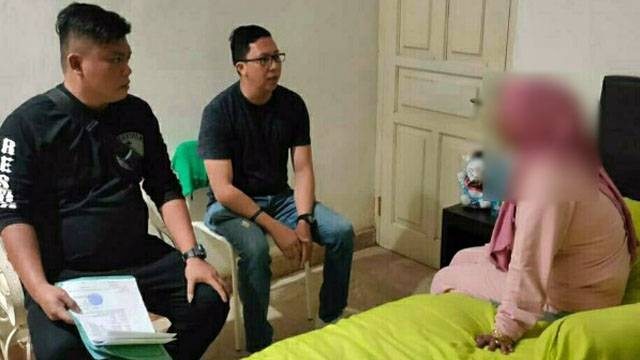 RD (61) seoran lansia terduga pelaku penipuan suami istri di Kota Bitung, saat ditemukan oleh tim Resmob Polres Bitung di salah satu penginapan di Kota Manado. (foto: istimewa)