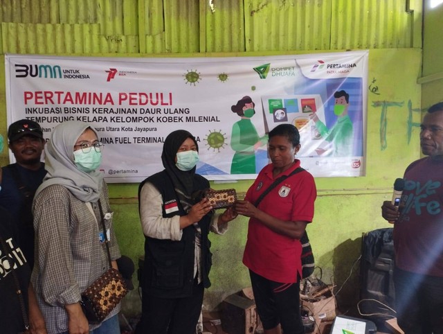 Layanan Kesehatan Cuma-Cuma Dompet Dhuafa Papua berkolaborasi dengan Pertamina Peduli gelar kegiatan pelatihan kerajinan tangan dari pemanfaatan tempurung kelapa. Kegiatan ini berlangsung di Galeri Kelompok Kobek Millenial, Dok VIII Atas, Kelurahan Imbi, Jayapura Utara pada hari Kamis, 2 Maret 2023.