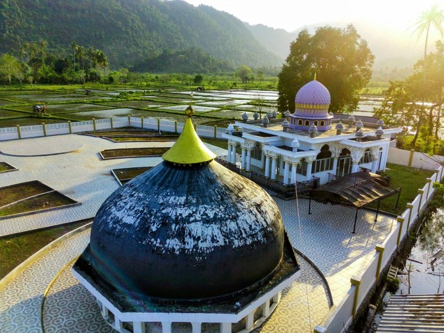 Kubah yang terseret ombak Tsunami Aceh 26 Desember 2004 di Gampong Gurah, Peukan Bada, Aceh Besar, diabadikan pada Sabtu (4/3/2023) sore. Foto: Habil Razali/acehkini