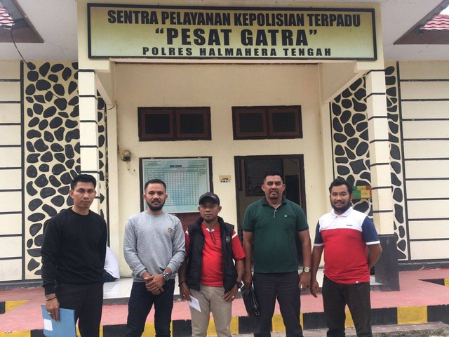 Tim Kuasa Hukum DKP Halmahera Tengah usai membuat laporan di Mapolres. Foto: Istimewa