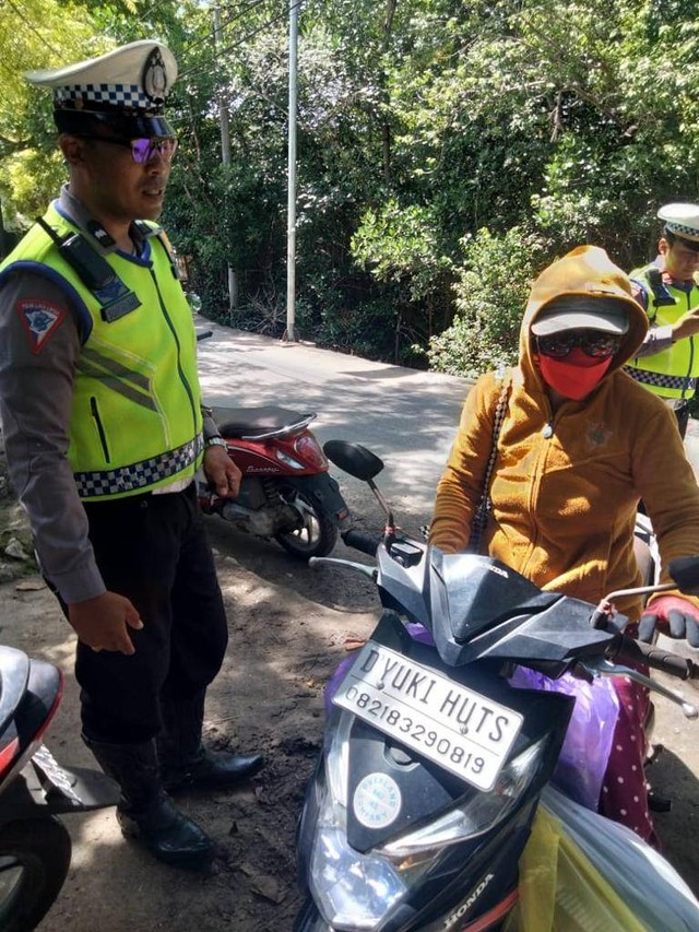 WNA dan Warga Bali Diamankan Polisi di Nusa Lembongan Bali. Foto: Dok. Istimewa