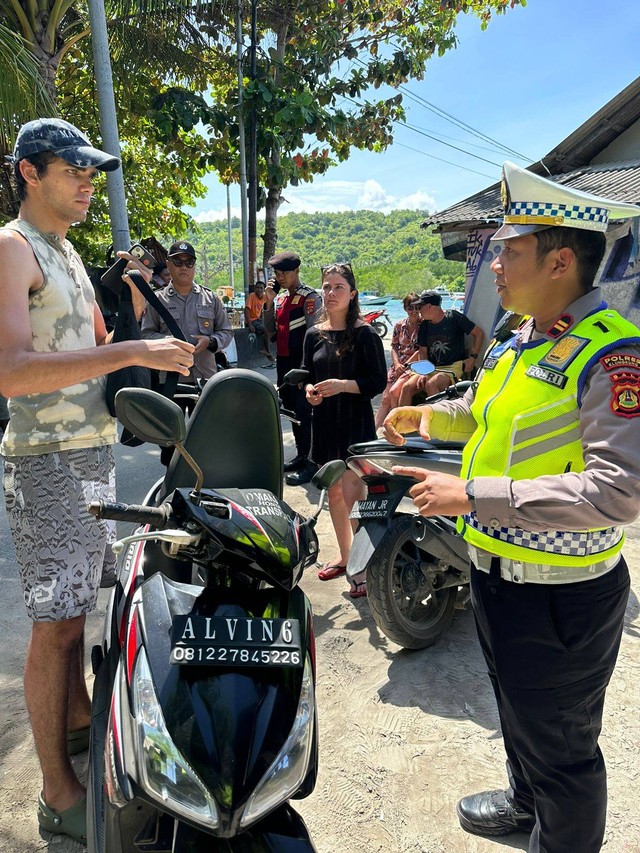 WNA dan Warga Bali Diamankan Polisi di Nusa Lembongan Bali. Foto: Dok. Istimewa