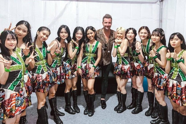 John Vesely bersama JKT48 di TGIF. Foto: Instagram/@secondhandjohn