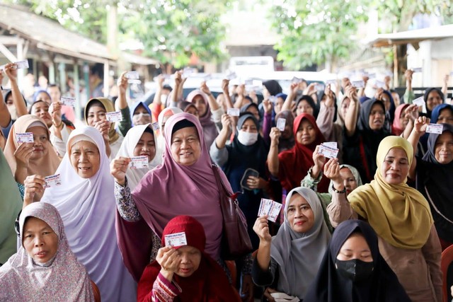 Ratusan Warga Cibinong Kabupaten Bogor saat mengikuti bazar sembako murah yang digelar UKM Sahabat Sandi. Foto: Dok. Istimewa