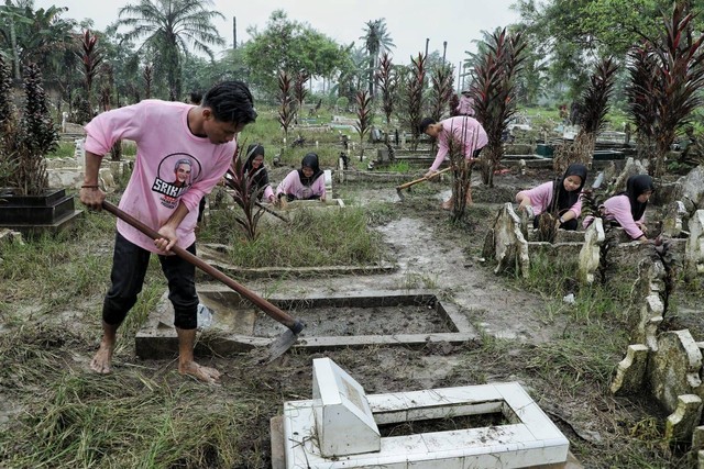 Kegiatan bersih makam yang dilakukan Srikandi Ganjar Sumut bersama Ikatan Remaja Mesjid Baitul Makmur, Minggu (5/3). Foto: Dok. Istimewa