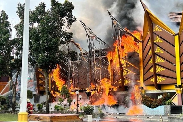 Kebakaran gedung Mal Pelayanan Publik (MPP) Pekanbaru, Riau, Minggu (5/3/2023). Foto: Annisa Firdausi/Antara