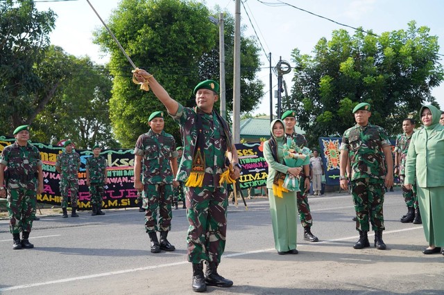 Brigjen Bayu Permana (tengah) dan Kolonel Kapti (kedua kanan). Foto: Korem 011
