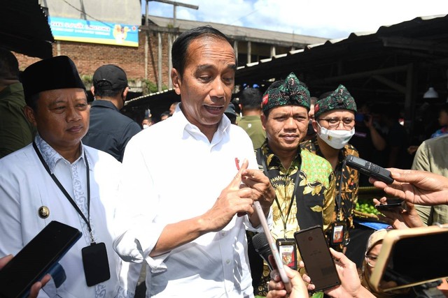 Presiden Joko Widodo meninjau harga kebutuhan pokok di Pasar Baleendah, Kabupaten Bandung, Minggu (5/3/2023).  Foto: Kris/Biro Pers Sekretariat Presiden