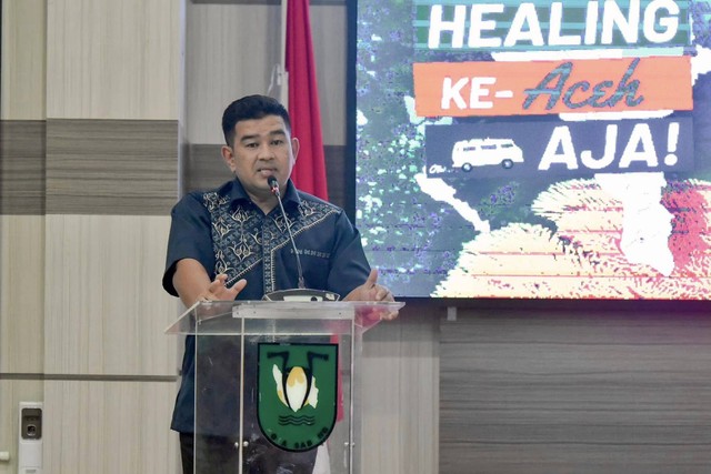 Kadisbudpar Aceh Almuniza Kamal memberikan sambutan pada pengukuhan Forum Jurnalis Wisata (FJW) Aceh di Aula Kantor Wali Kota Sabang, Sabtu (4/3/2023). Foto: Pemko Sabang