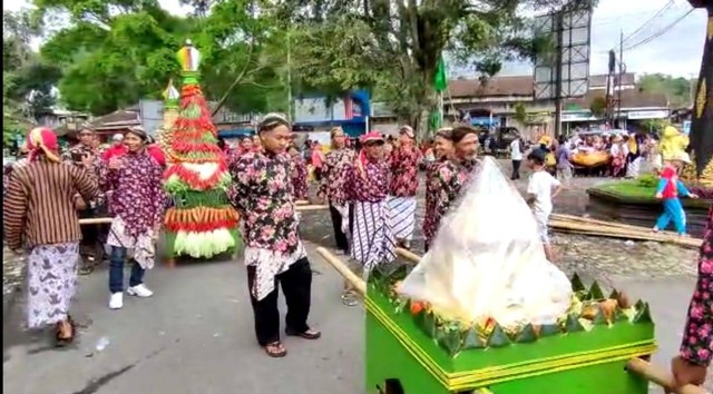 Gunungan hasil panen yang akan diarak, oleh warga dusun Jektro dengan berpakain adat jawa, menuju dusun  Jeketro di mana kegiatan Merti Desa, dipusatkan. Foto, Hermanto/Tugujogja