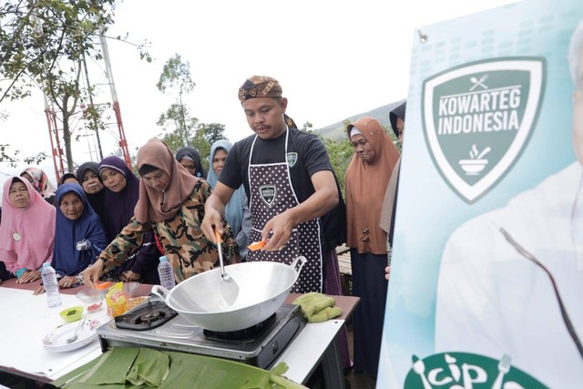 Kegiatan demo memasak yang digelar Komunitas Warung Tegal (Kowarteg) Indonesia bersama ibu-ibu di Desa Giri Jaya, Kecamatan Cidahu, Kabupaten Sukabumi pada Minggu (5/3/2023). Foto: Dok. Istimewa