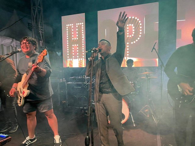 HOPE! band lokal asal Pontianak tampil perdana di panggung Bless This Fest 2023. Foto: Leo Prima/ Hi!Pontianak