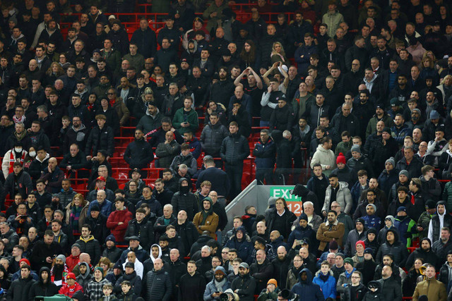 Ekspresi suporter di laga Liverpool vs Manchester United (MU) dalam pertandingan pekan ke-26 Liga Inggris 2022/23 di Stadion Anfield, Liverpool, pada 5 Maret 2023. Foto: REUTERS/Carl Recine