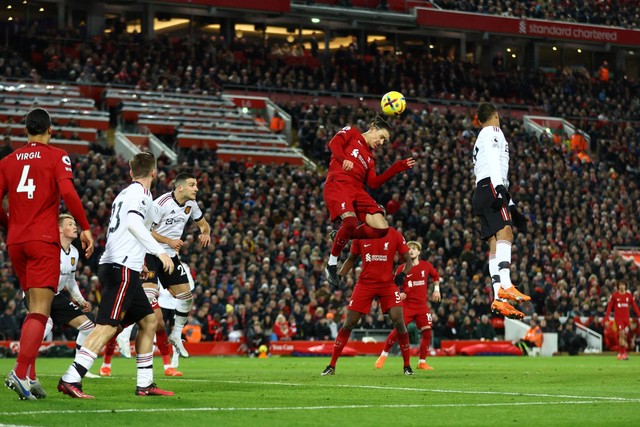 Pemain Liverpool Darwin Nunez mencetak gol kelimanya saat hadapi Manchester United dalam pertandingan pekan ke-26 Liga Inggris 2022/23 di Stadion Anfield, Liverpool, pada Minggu (5/3/2023). Foto: Carl Recine/REUTERS
