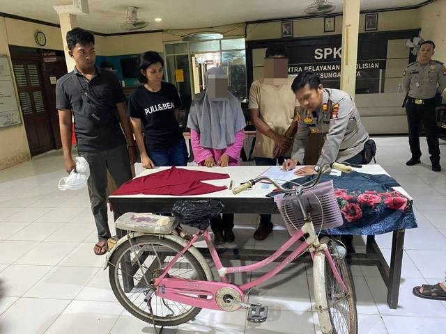 Dua tersangka kasus pembuangan bayi di Serdam. Foto: Dok. Polres Kubu Raya