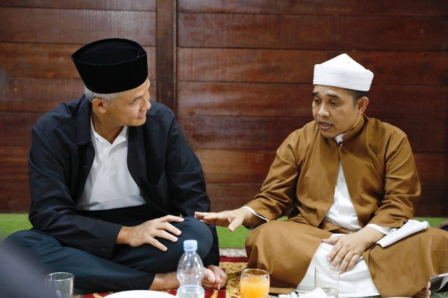 Gubernur Jawa Tengah Ganjar Pranowo sowan ke kediaman Tuan Guru Babussalam Besilam, Syekh Zikmal Fuad Mursyid, di Kecamatan Padang Tualang, Kabupaten Langkat, Minggu (5/3). Foto: Dok. Istimewa