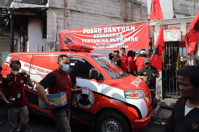 Banteng Muda Indonesia (BMI) menyalurkan bantuan kepada korban di kawasan permukiman Tanah Merah yang terdampak kebakaran Depo Pertamina Plumpang, Jakarta pada Minggu (5/3/2023). Foto: Dok. Istimewa