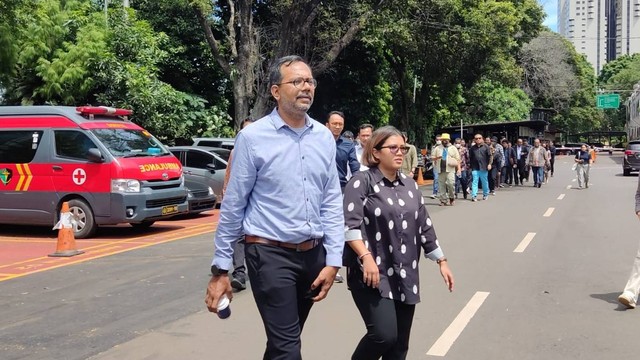 Tersangka kasus pencemaran nama baik Menko Marves Luhut Binsar Pandjaitan, Haris Azhar dan Fatia Maulidiyanti menjalani pemeriksaan kesehatan di Polda Metro Jaya, Jakarta, Senin (6/3/2023). Foto: Jonathan Devin/kumparan