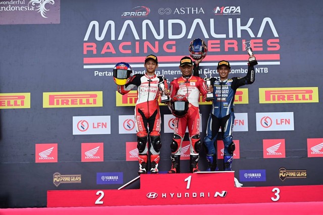 Pembalap Astra Honda Racing Team (AHRT) meraih podium tertinggi di Kejurnas Mandalika. Foto: Dok. Astra Honda Motor 