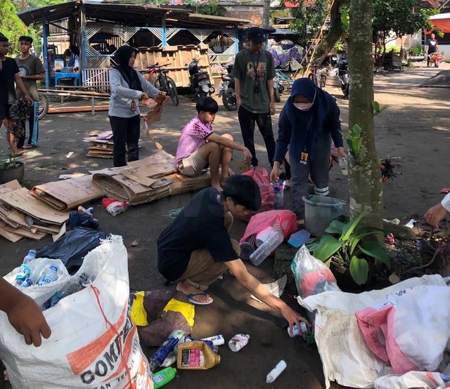 KKN Universitas Ahmad Dahlan (UAD) adakan sedekah sampah di Desa Kadirojo, Palbapang, Bantul (Foto: Istimewa)