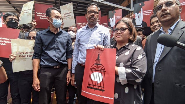 Tersangka kasus pencemaran nama baik Luhut Binsar Pandjaitan, Haris Azhar dan Fatia Maulidiyanti di Polda Metro Jaya, Senin (6/3/2023). Foto: Jonathan Devin/kumparan