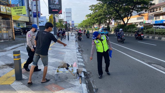 Lokasi petugas Dinas Lingkungan Hidup dan Kehutanan (DLHK) Kota Depok yang tewas tertabrak angkot di Jalan Raya Margonda, Depok, Jawa Barat, Senin (6/3/2023). Foto: Dok. Istimewa