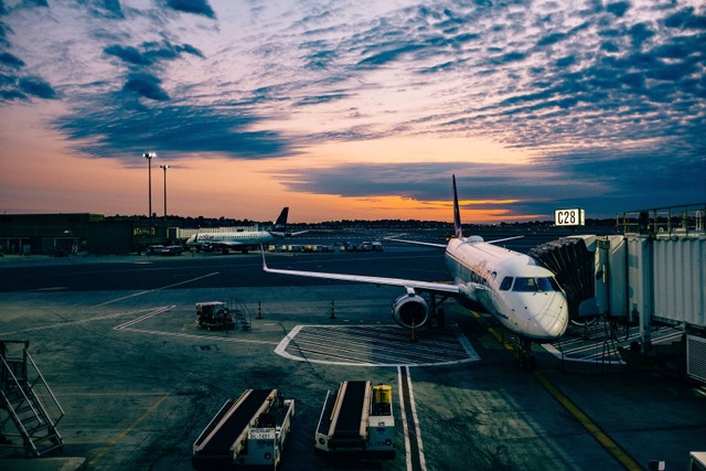 Cara Transit Pesawat 1 Maskapai untuk Penerbangan yang Lancar, foto: Unsplash/Ashim D’Silva