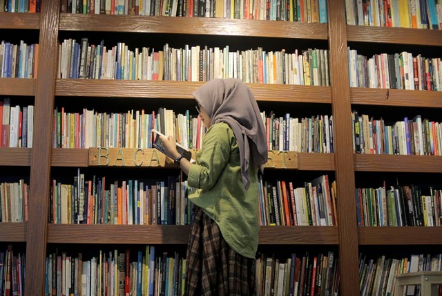 Pengunjung membaca buku di perpustakaan 'Baca Di Tebet', Jakarta, Senin (6/3/2023). Foto: Iqbal Firdaus/kumparan