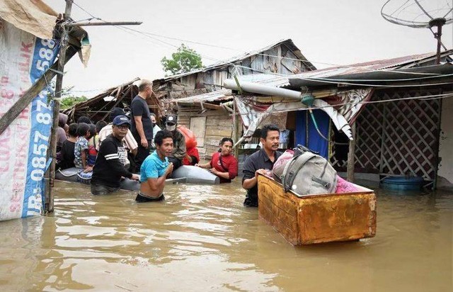 Petugas mengevakuasi warga yang terendam banjir di Singkawang. Foto: Dok. Eko Swarda