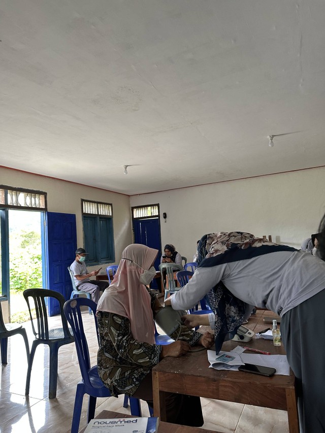Pengecekan kesehatan bagi warga Dusun Gebang