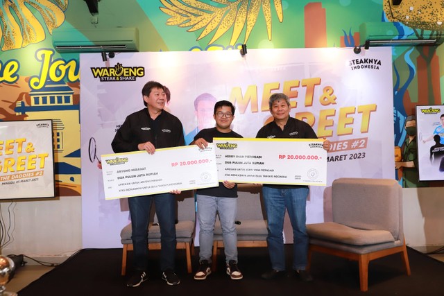 Waroeng Steak & Shake memberikan apresiasi kepada dua pelatih bulu tangkis Indonesia dan suporter pada Meet & Greet The Daddies, Minggu (6/3). Foto: Waroeng Steak & Shake