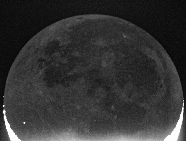 Kilatan cahaya yang diakibatkan hantaman meteor ke permukaan bulan terekam kamera (23/2). Foto: Daichi Fujii/Hiratsuka City Museum