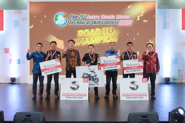 President Director AHM Keiichi Yasuda (ketiga kiri), Marketing Director AHM Thomas Wijaya (kanan) dan Tetsuya Komine (kiri)  berfoto bersama pemenang kategori big bike The 27th Astra Honda Motor Technical Skill Contest (AHMTSC) 2023. Foto: Astra Honda Motor