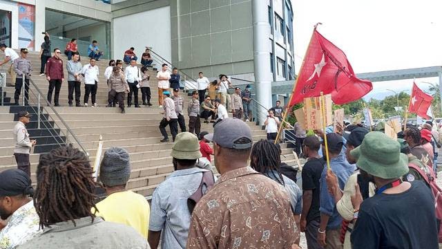 Aksi mahasiswa asal Papua Barat di Manado yang tergabung dalam KNPB menggelar aksi di depan kantor DPRD Sulawesi Utara, Senin (6/3).